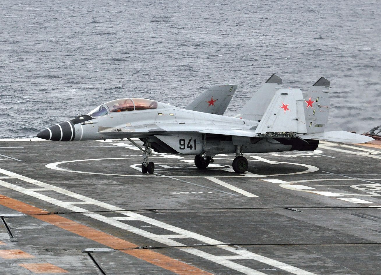 МиГ 13 МиГ-29К 05 Истребитель МиГ-29К № 941 на палубе ТАВКР «Адмирал Кузнецов».jpg